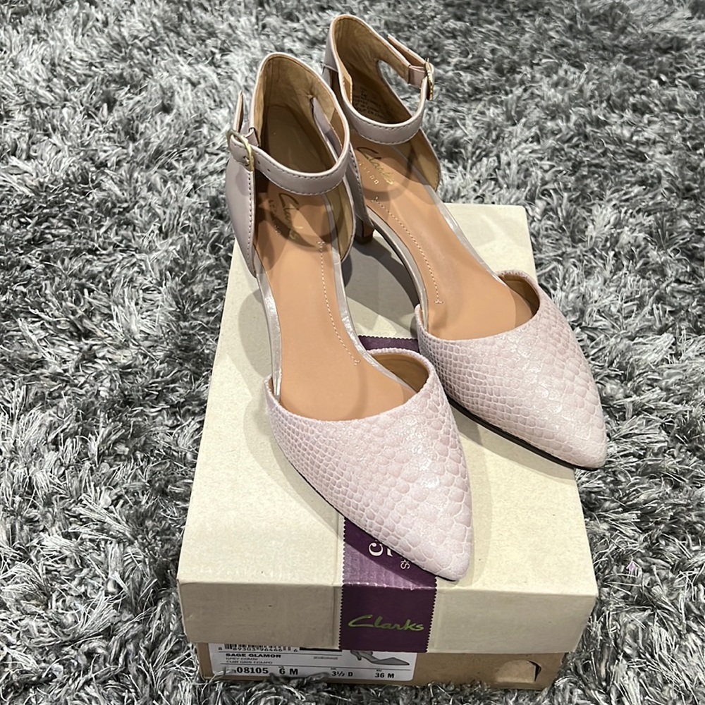 Clarks nude kitty heels size 6M